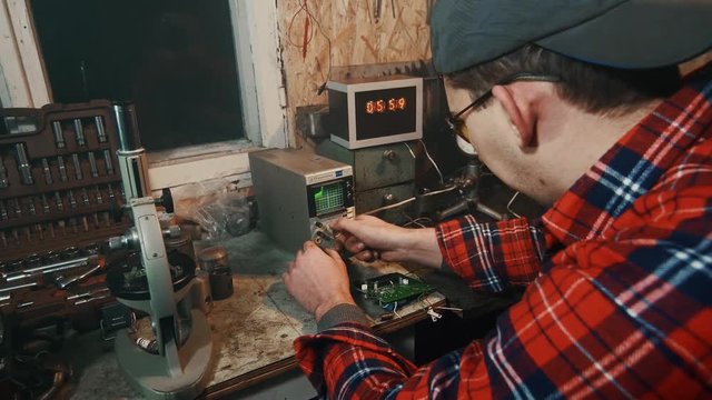 master engineer electrician configures the oscilloscope device