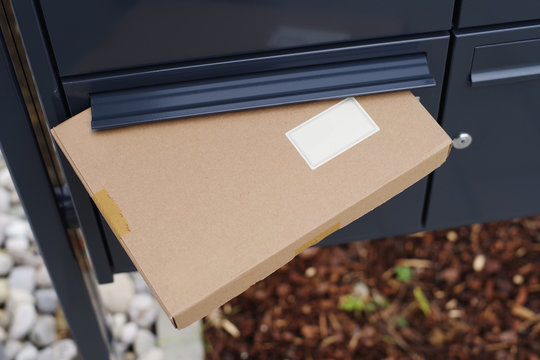 Paket im Briefkasten 