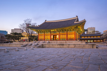 Obraz premium Pałac Deoksugung o zmierzchu w mieście Seul w Korei.