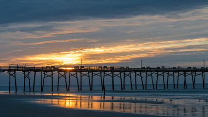 Obraz premium Atlantic beach pier on the North Carolina coast at sunset