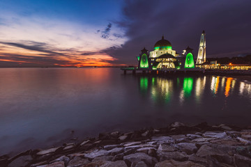Obraz premium Beautiful mosque at dusk with dramatic sky.