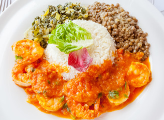 repas créole typique, crevettes, riz, lentilles et brèdes