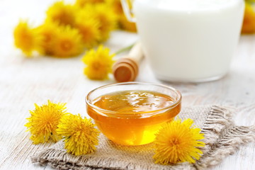 Flower honey in glass bowl