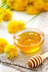 Obraz na płótnie Canvas Flower honey in glass bowl