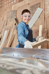 Frau als Schreiner bei Holzarbeit