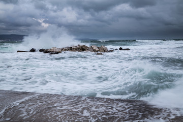 Waves crashing in the cliff