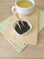 Fototapeta na wymiar Eine Tasse Chun Mee grüner Tee aus China