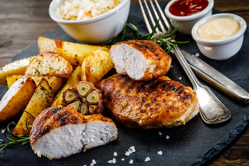 Grilled chicken fillet and vegetables