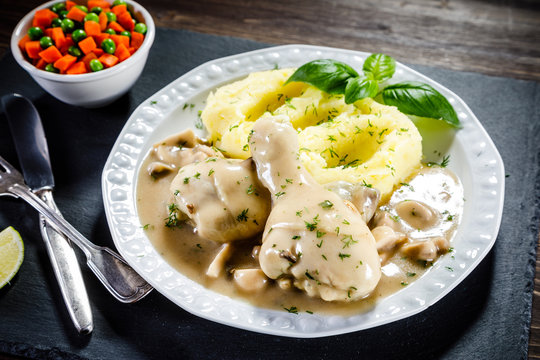 Chicken legs with boiled potatoes