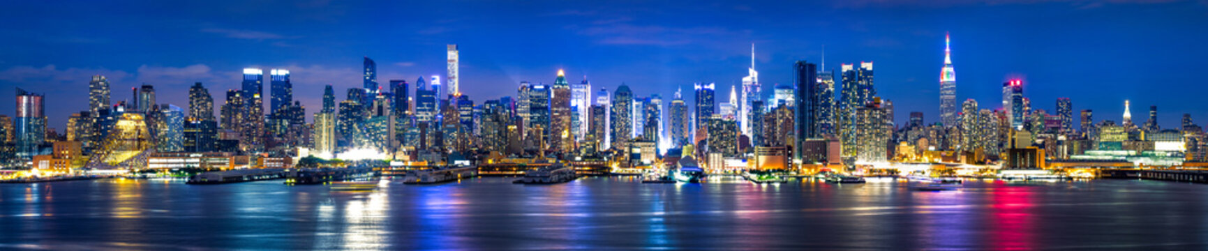 Manhattan Skyline bei Nacht, New York City, USA