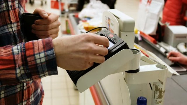 Man uses the card PayPass in the store, 4K.