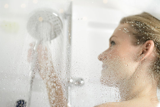 Frau  unter der Dusche