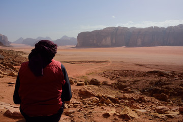 Fototapeta premium Bedouine blickt auf Bedouinenfriedhof in der Wüste