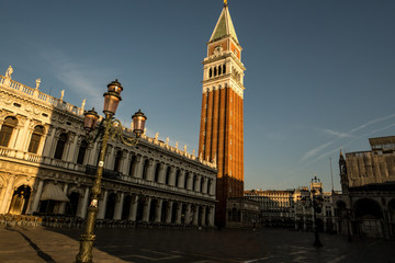Naklejka premium marcus place in venice looking good in golden light
