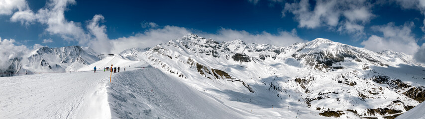 Fototapeta na wymiar Skipiste im Skigebiet Serfaus in Tirol, Österreich.