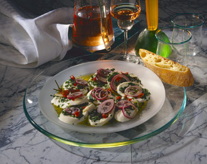 Mozarella mit Roten Zwiebeln  und Kräutervinaigrette