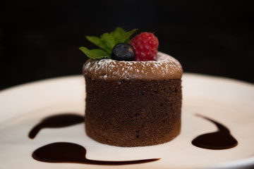 MOLTEN_LAVA_VOLCANO_CAKE_WITH_ICING_SUGAR_AND_FRUIT
