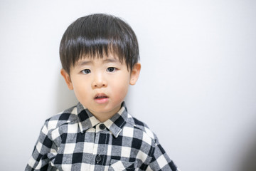 子供のポートレート真顔