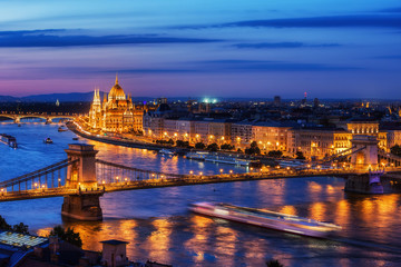 Fototapeta premium Miasto Budapeszt na Węgrzech o zmierzchu