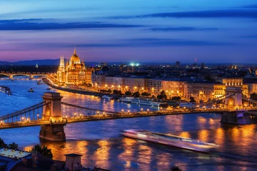 Türaufkleber Stadt Budapest in Ungarn in der Abenddämmerung © Artur Bogacki