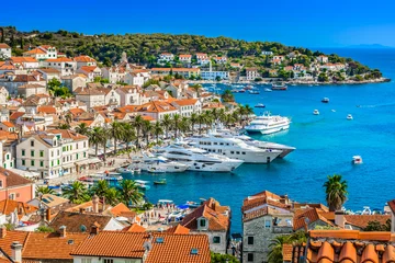 Photo sur Plexiglas Europe méditerranéenne Paysage méditerranéen de la ville de Hvar. / Vue aérienne de la ville de Hvar dans le sud de la Croatie, célèbre destination de voyage de luxe en Europe, Méditerranée.