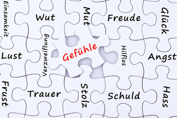 Puzzleteile mit Gefühlen wie Angst Trauer oder Wut