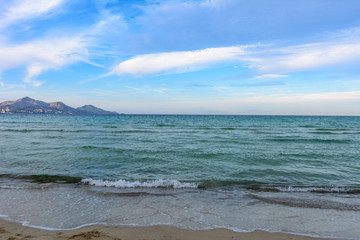 Meerlandschaft mit blauem Wasser