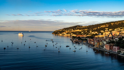 Der Hafen Villefranche-Sur-Mer bei Tagesanbruch an der Französischen Mittelmeerküste
