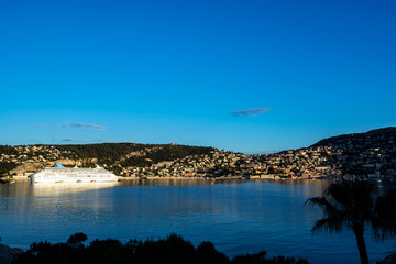 Der Hafen Villefranche-Sur-Mer bei Tagesanbruch an der Französischen Mittelmeerküste
