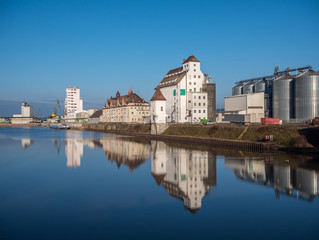Industriegebiet am Hafen eines Flusses