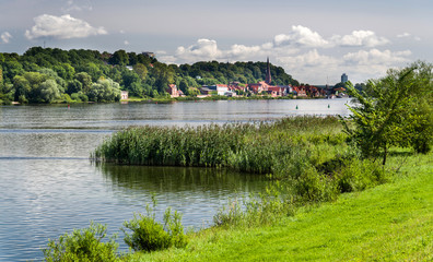 Fototapeta premium Sommerlicher Blick über die Elbe nach Lauenburg