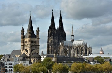 Fototapeta na wymiar Dom und Kirche Groß St. Martin in Köln