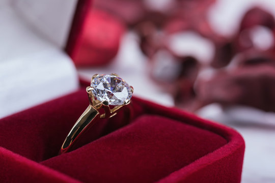 8 Vintage Engagement Rings That'll Spark Serious Joy | Retro engagement  rings, Antique engagement rings, Antique engagement