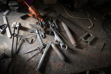 Fototapeta premium Używane narzędzia ręczne vintage na drewnianej ławce