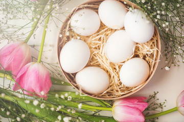 Fototapeta na wymiar Easter eggs with pink tulips