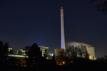 Fernwärmekraftwerk bei Nacht