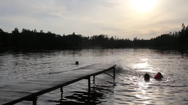 Badesee mit Steg am Abend im Sonnenuntergang, full HD 1080 Video footage