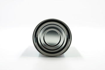 Blechdose frontansicht, liegend auf weiß isoliert