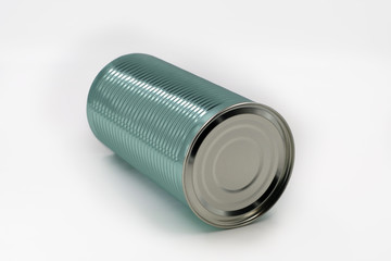 Blechdose, türkis-metallic, liegend auf weiß isoliert