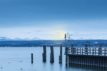 Fototapeta premium Ammersee in der Abenddämmerung im Winter