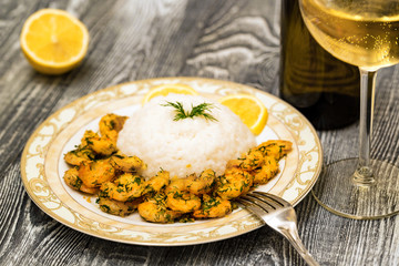 Prawn with rice and white wine