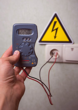  Electrician makes electrical measurements; jumps tension, electrical safety.