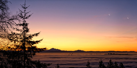 Fototapeta na wymiar mountain park at sunrise