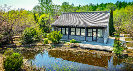 Fototapeta na wymiar Park in early spring. Located in Shenyang Botanical Garden, Shenyang, Liaoning, China.