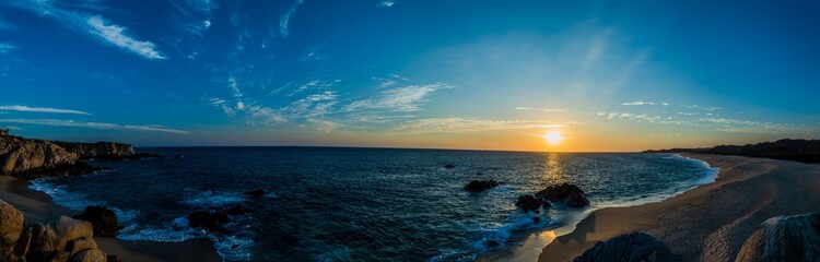 Obraz premium Huatulco y sus atardeceres. Panorámica de atardecer en la playa. Playa Coyote en Oaxaca México.