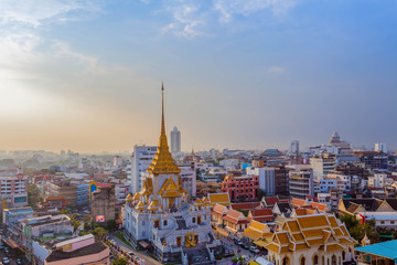 Naklejka premium aerial view sunset above Wat Traimit in Bangkok