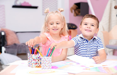 Obraz na płótnie Canvas Cute little children drawing at home