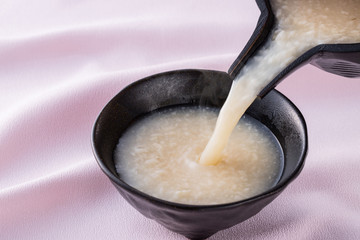 甘酒を注ぐ © BRAD