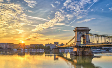 Fototapeta premium Budapest sunrise city skyline at Budapest Chain Bridge and Danube River, Budapest, Hungary