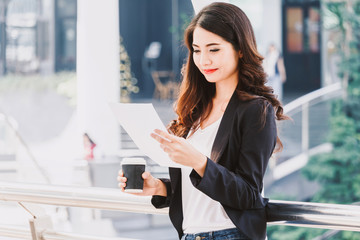 Obraz premium Image of business woman holding cup of coffee